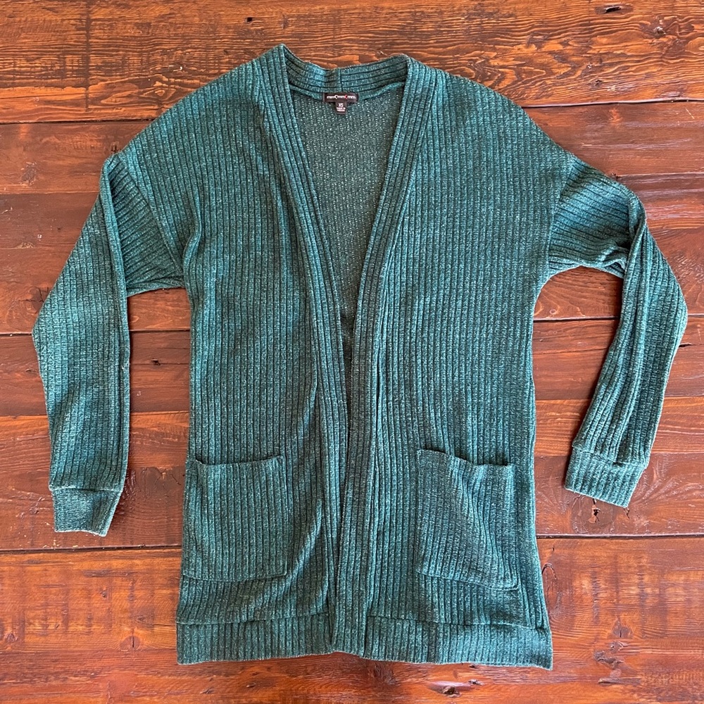 Forest green cardigan with front pockets. Size XS. GUC.